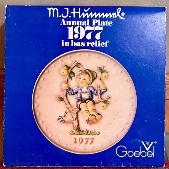 Hummel 1977 Annual Hummel Porcelain Plate, Apple Tree Boy - Picture 6 of 7